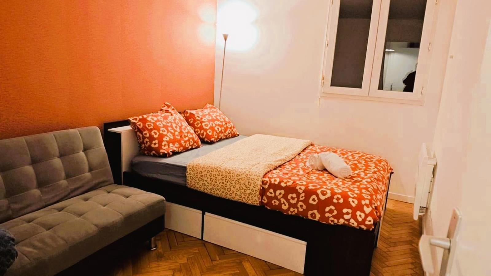 Mini-Studio Avec Kitchenette Ou Chambre Confort Avec Frigo Et Tv - Parking En Option Sur Resa ! Chaville Kültér fotó
