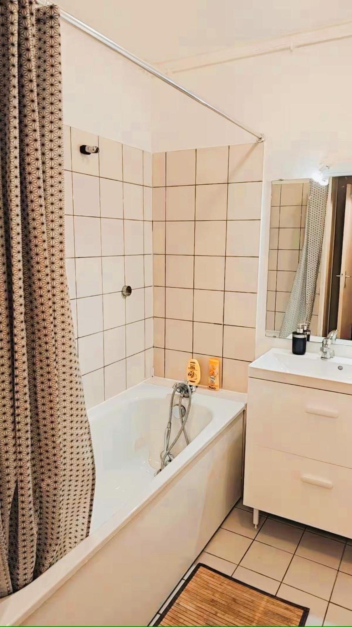 Mini-Studio Avec Kitchenette Ou Chambre Confort Avec Frigo Et Tv - Parking En Option Sur Resa ! Chaville Kültér fotó